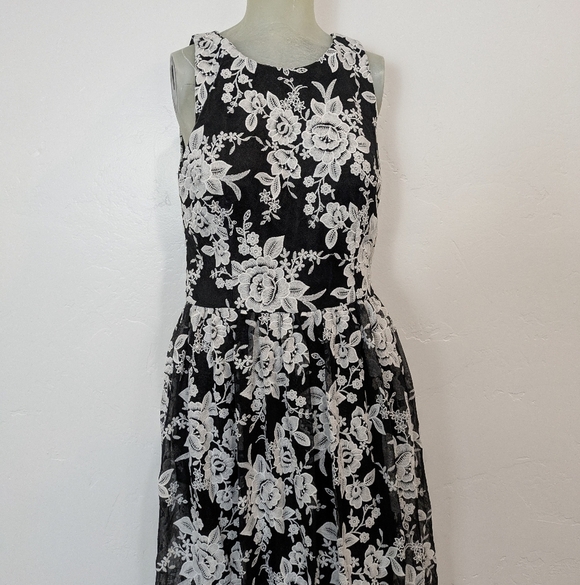 David Meister Elegant Black and White Floral Maxi Dress - Picture 8 of 10